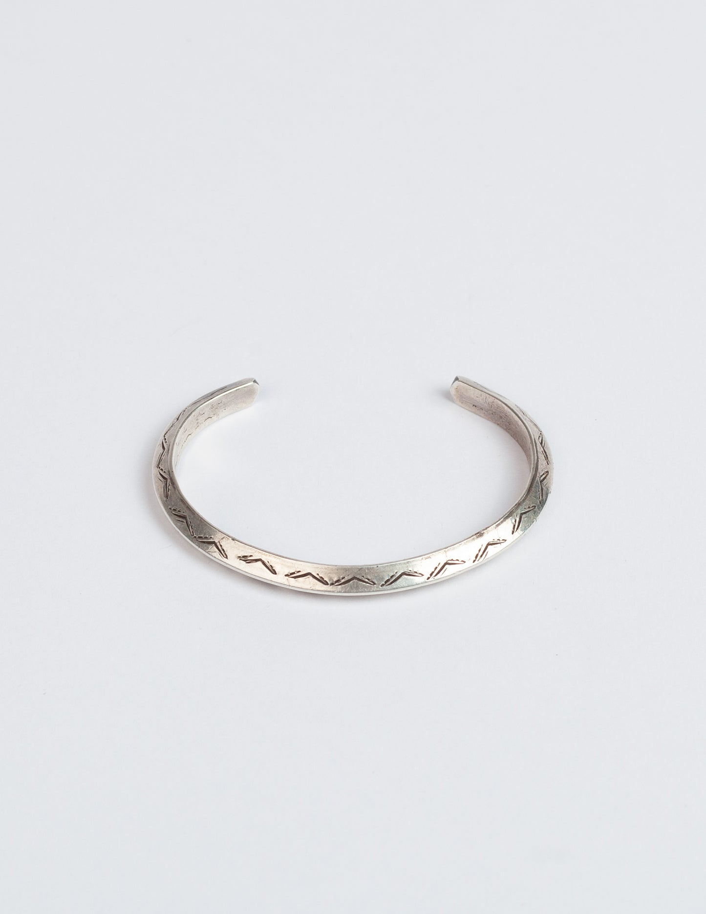 Vintage Carinated Navajo Sterling Silver Cuff Bracelet with Peak Design