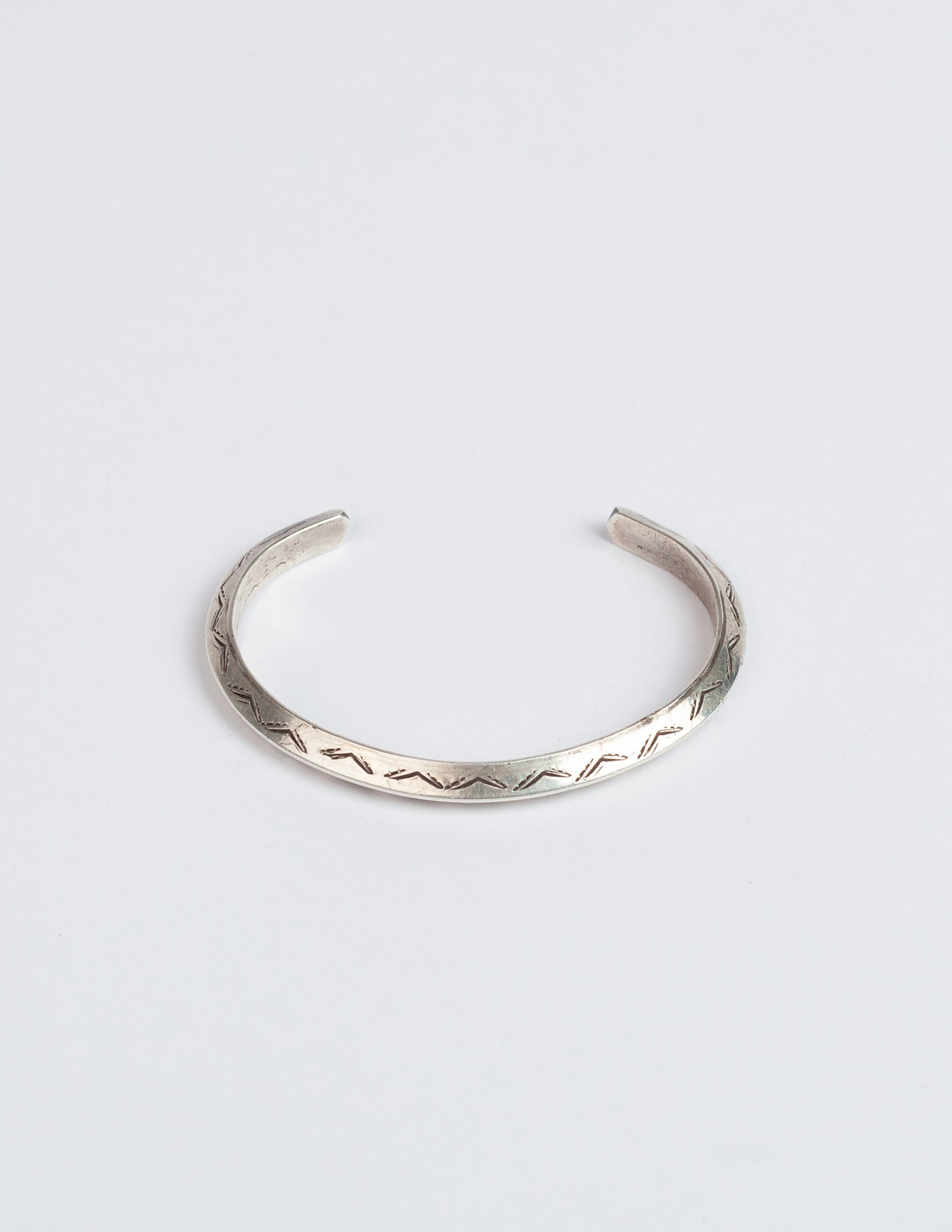 Vintage Carinated Navajo Sterling Silver Cuff Bracelet with Peak Design