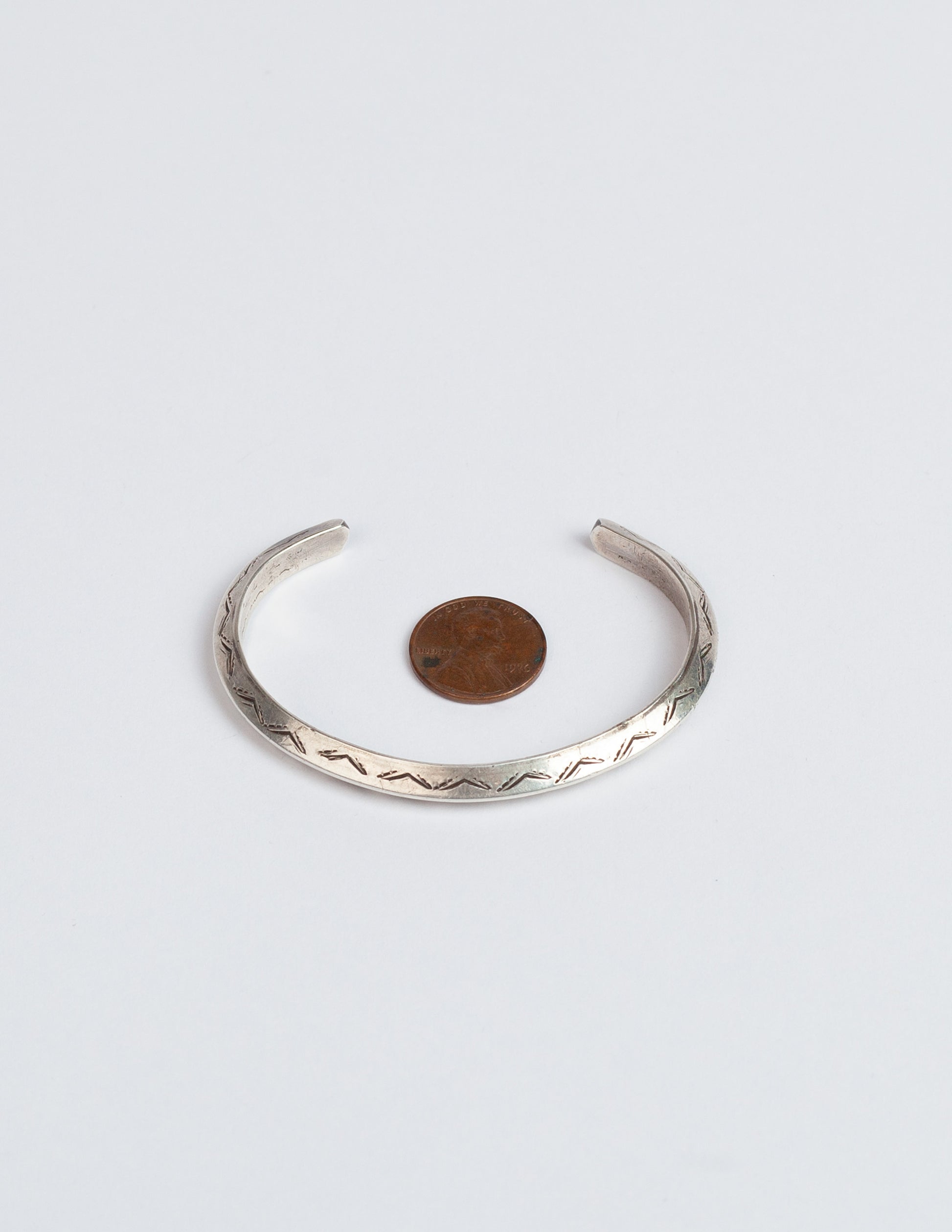 Vintage Carinated Navajo Sterling Silver Cuff Bracelet with Peak Design
