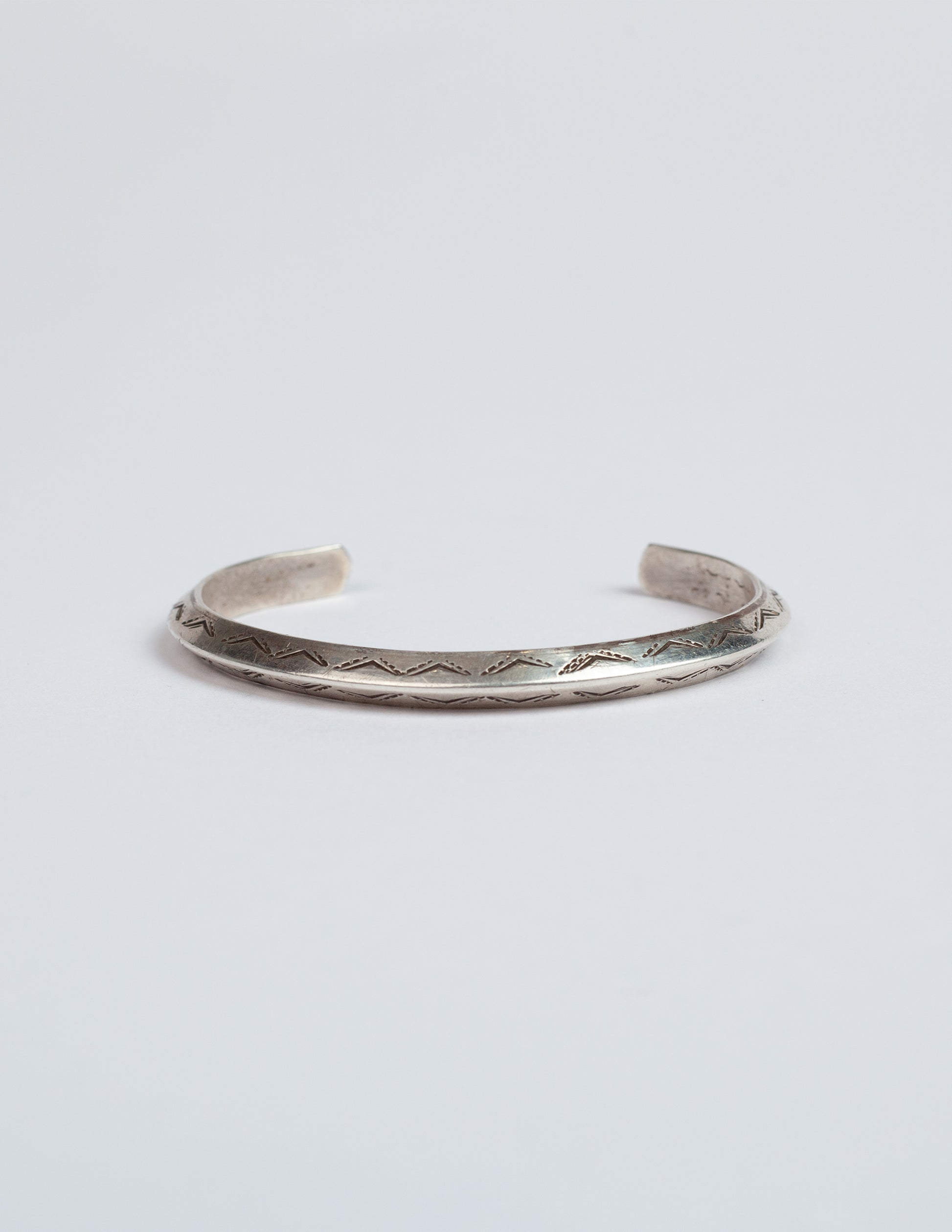 Vintage Carinated Navajo Sterling Silver Cuff Bracelet with Peak Design