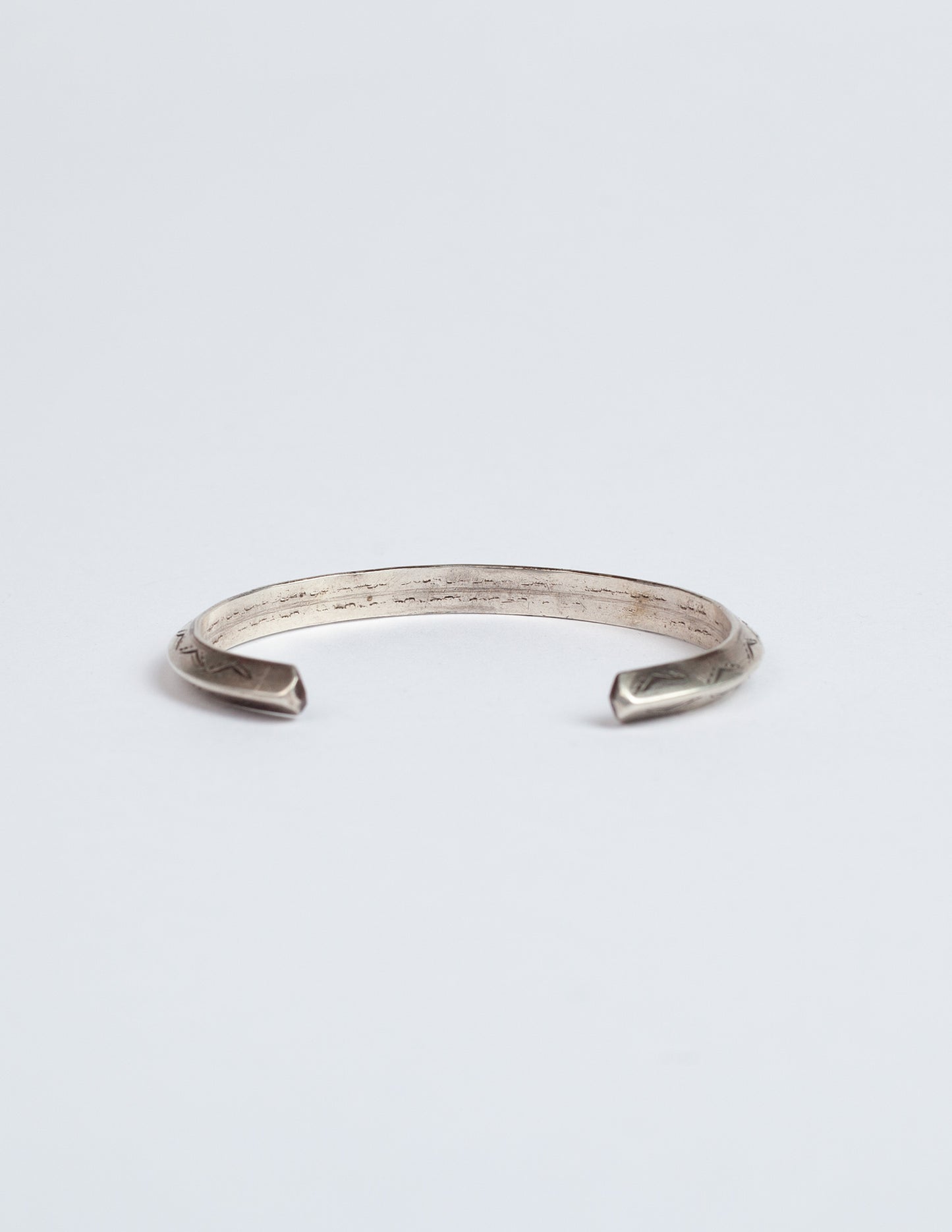 Vintage Carinated Navajo Sterling Silver Cuff Bracelet with Peak Design