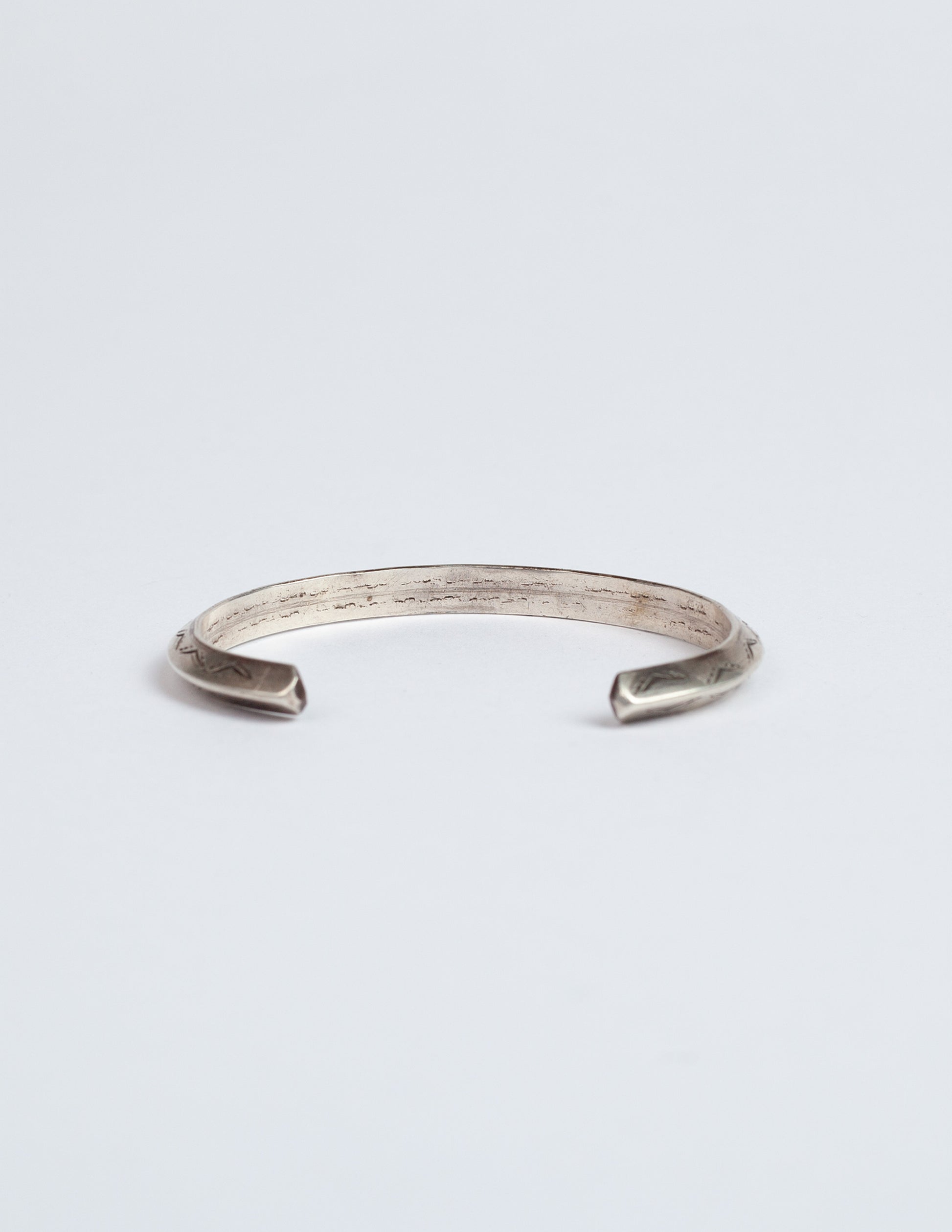 Vintage Carinated Navajo Sterling Silver Cuff Bracelet with Peak Design
